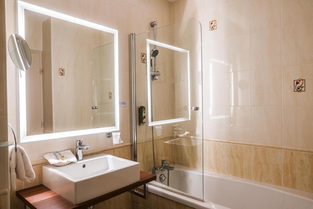 Logis Hotel Le Petit Casset 라부와세 외부 사진