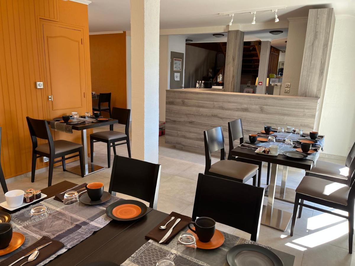 Logis Hotel Le Petit Casset 라부와세 외부 사진