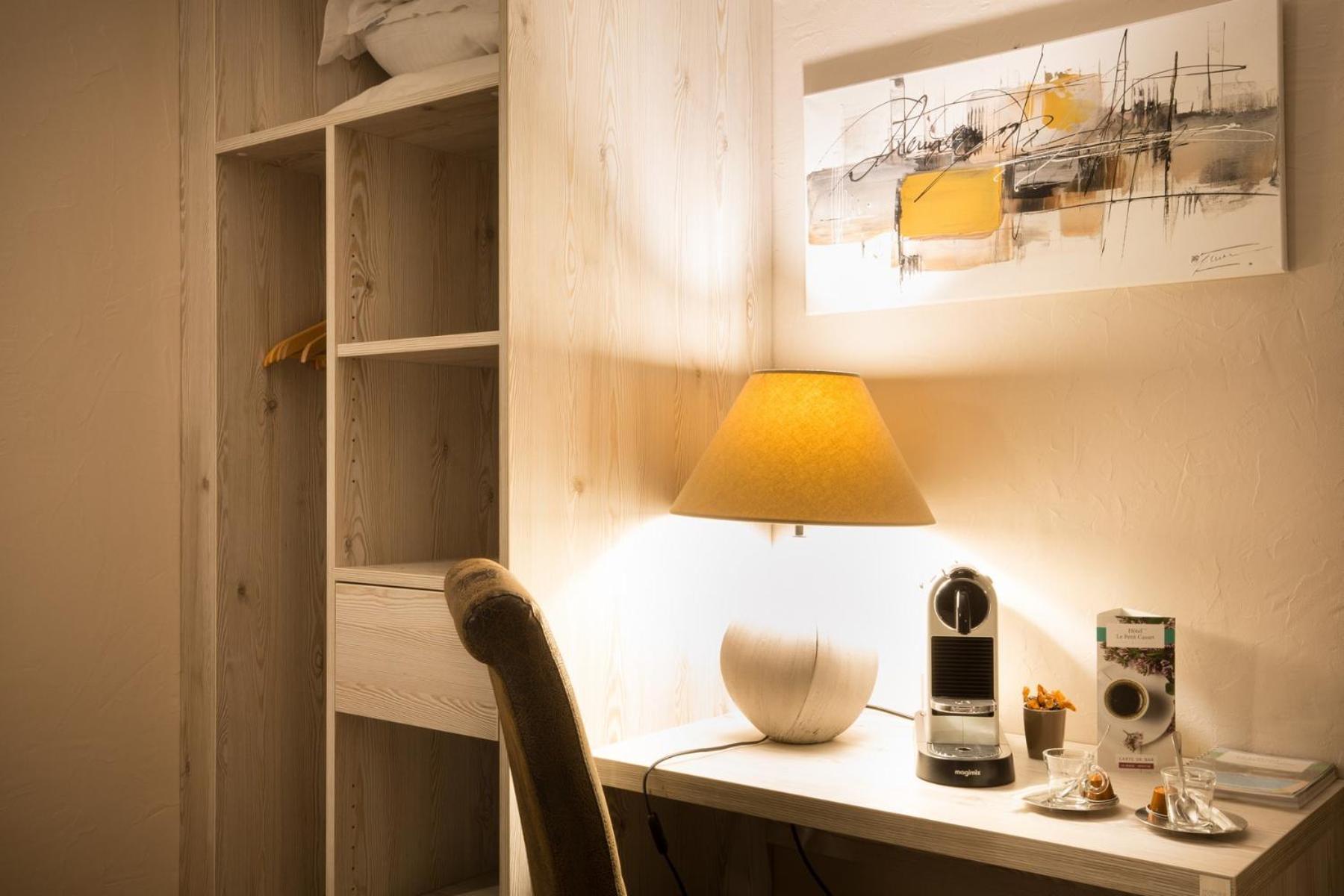 Logis Hotel Le Petit Casset 라부와세 객실 사진