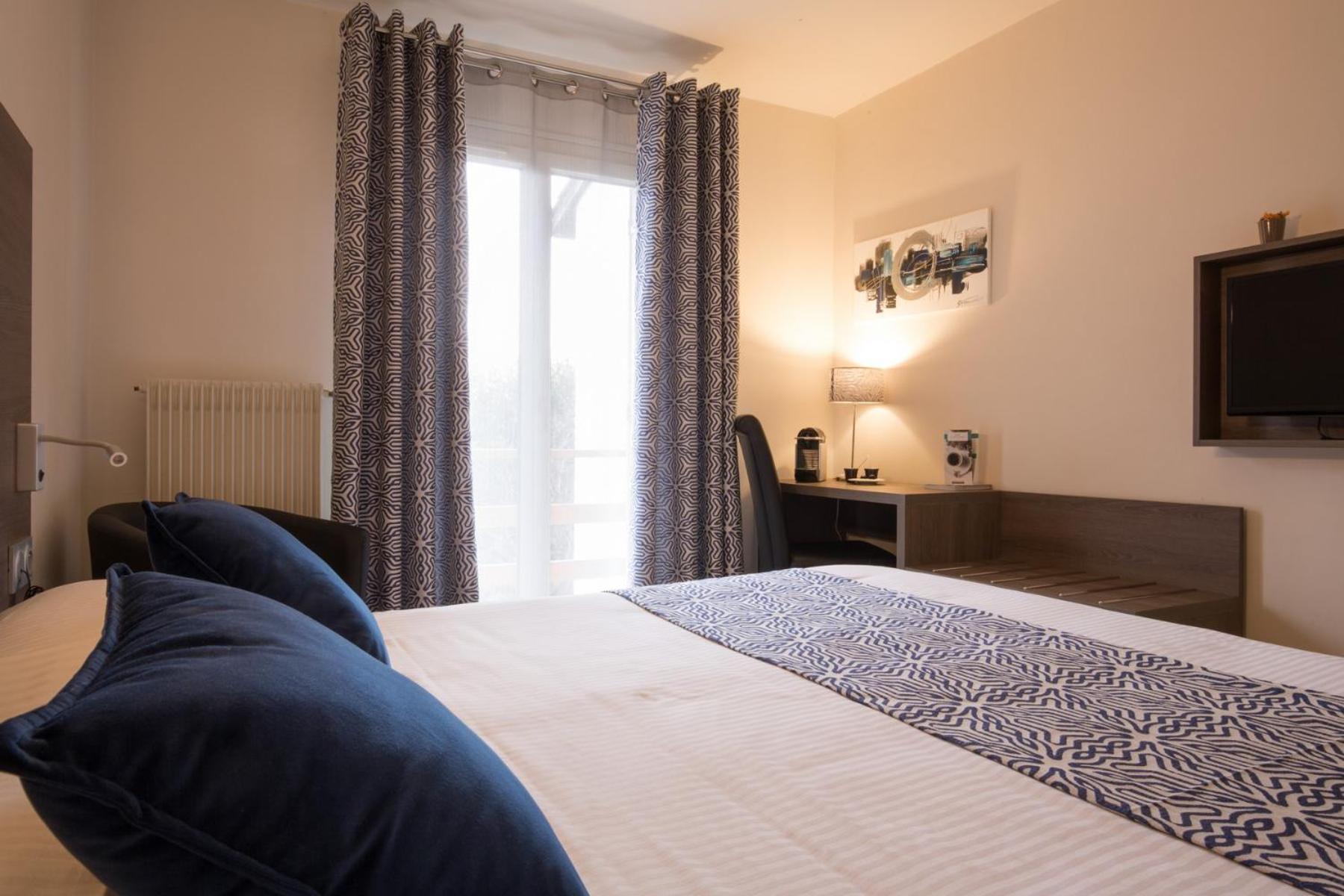 Logis Hotel Le Petit Casset 라부와세 객실 사진