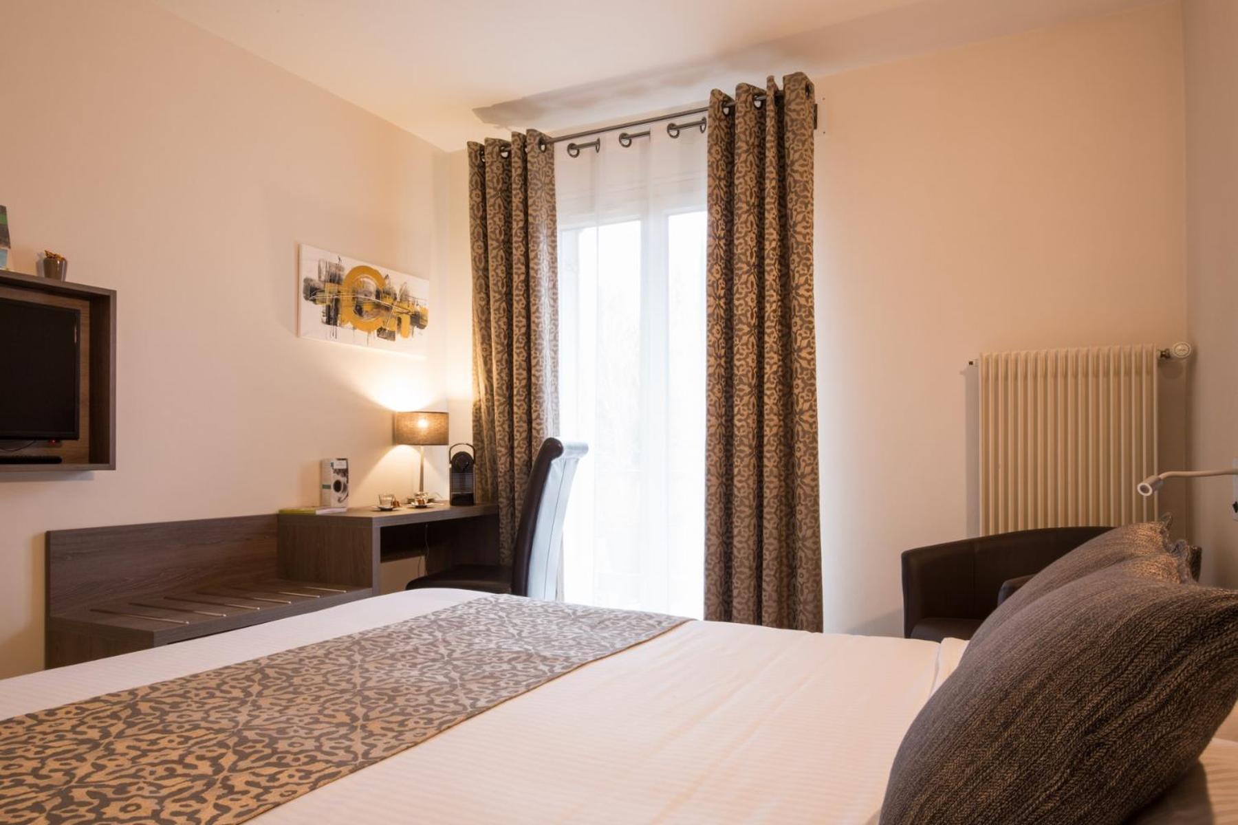 Logis Hotel Le Petit Casset 라부와세 객실 사진