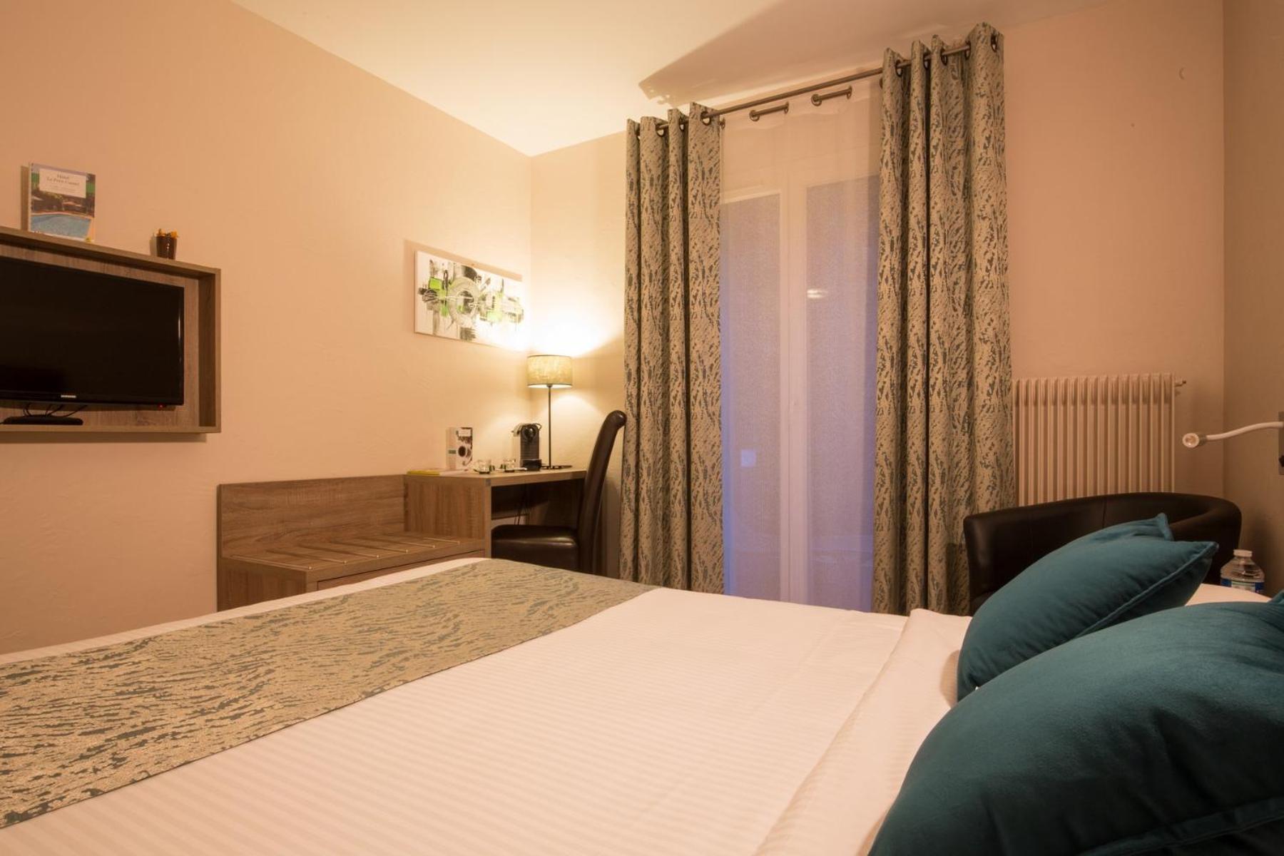 Logis Hotel Le Petit Casset 라부와세 객실 사진