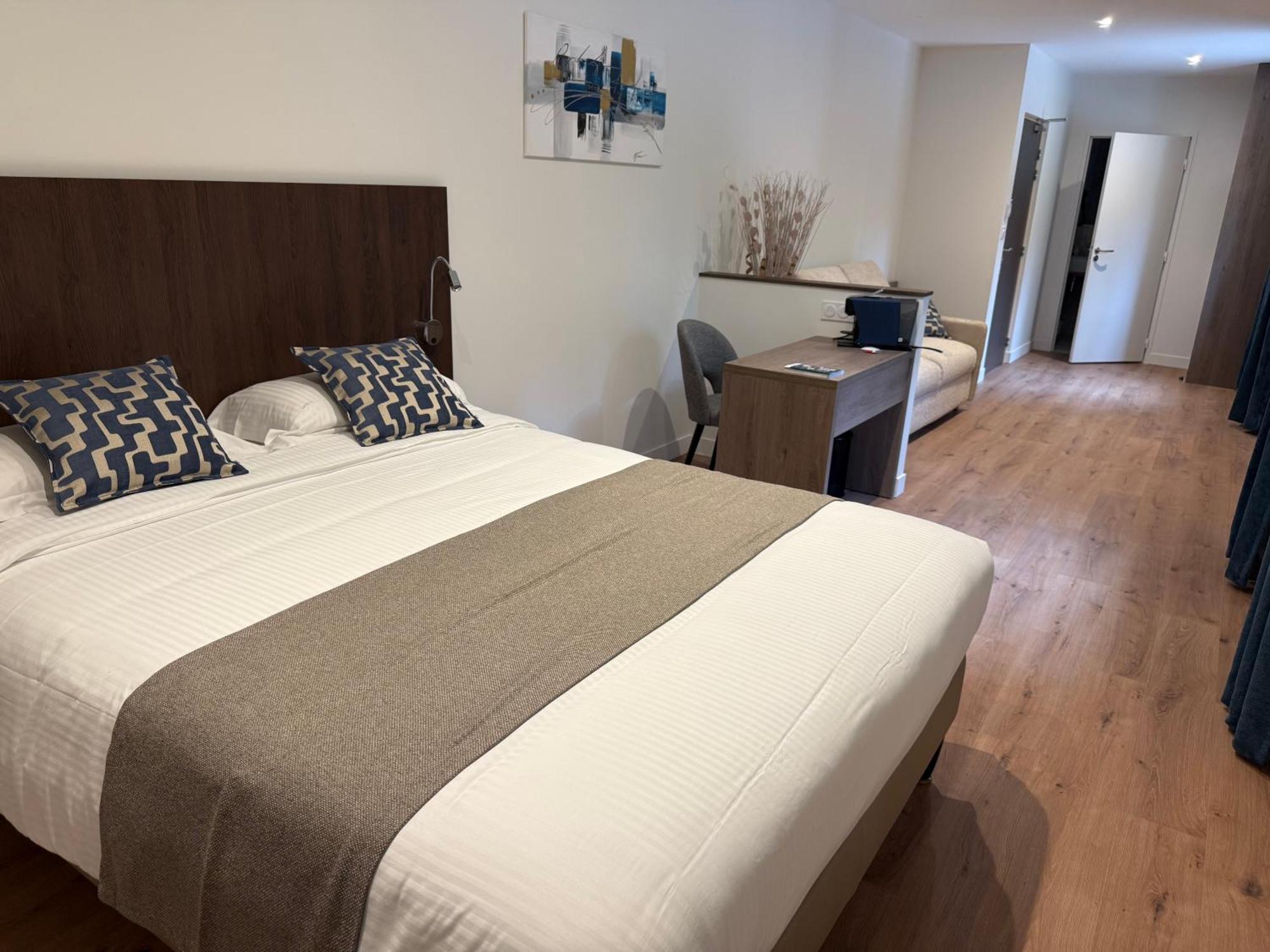 Logis Hotel Le Petit Casset 라부와세 외부 사진