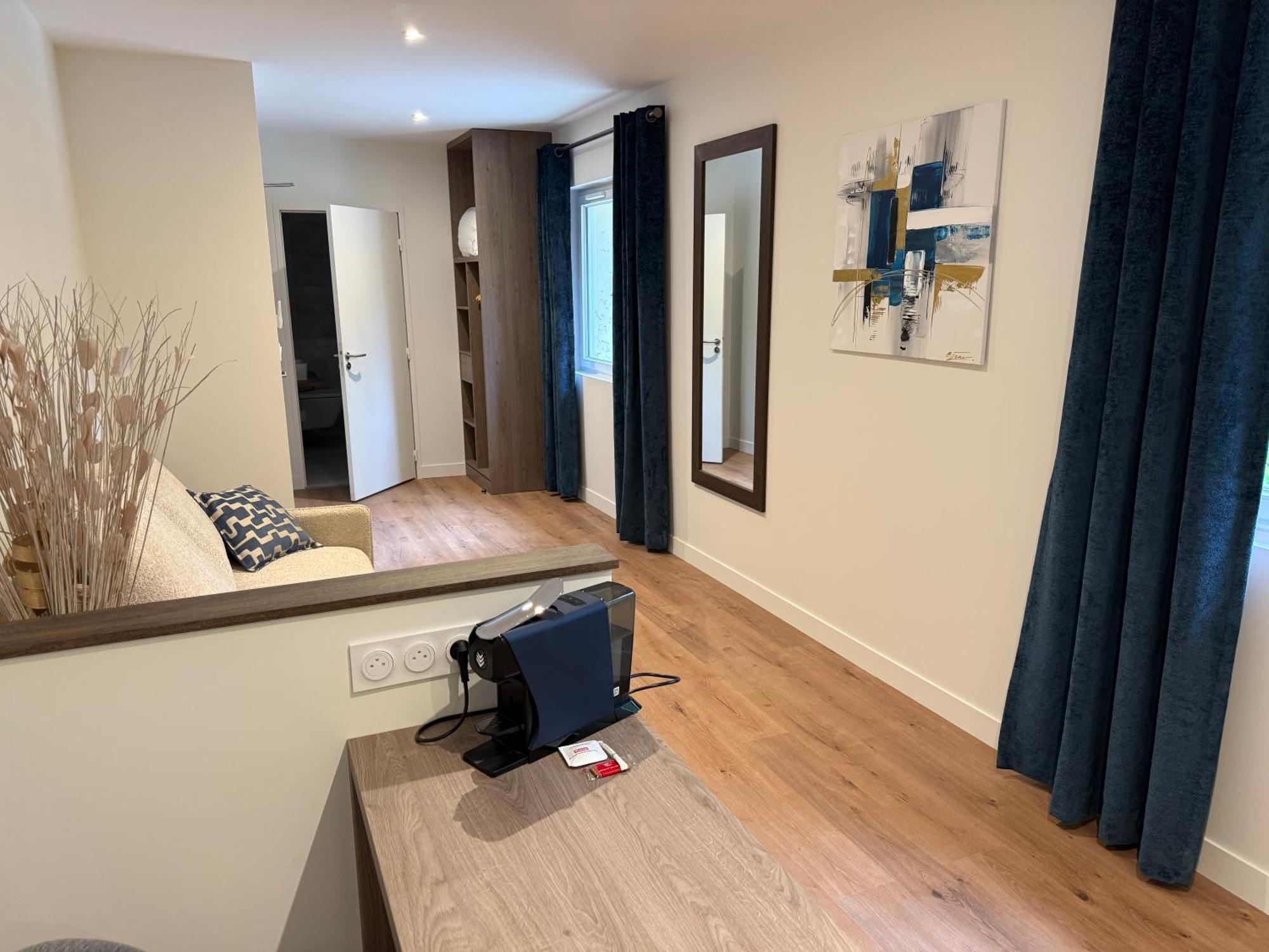 Logis Hotel Le Petit Casset 라부와세 외부 사진