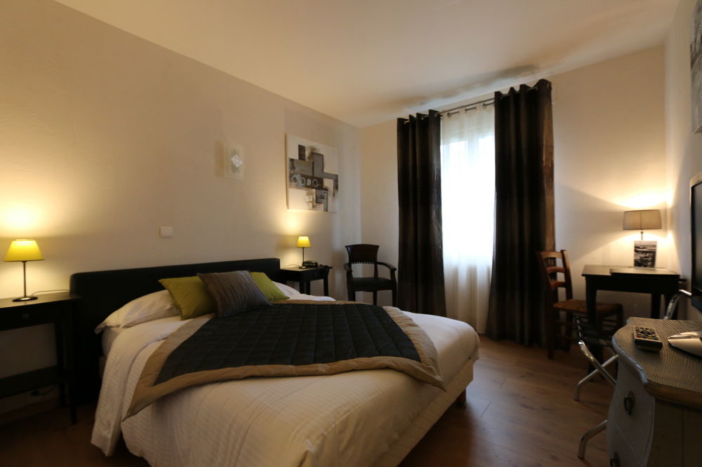Logis Hotel Le Petit Casset 라부와세 외부 사진