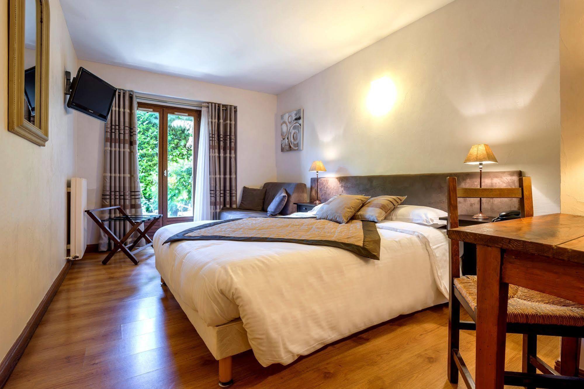 Logis Hotel Le Petit Casset 라부와세 외부 사진