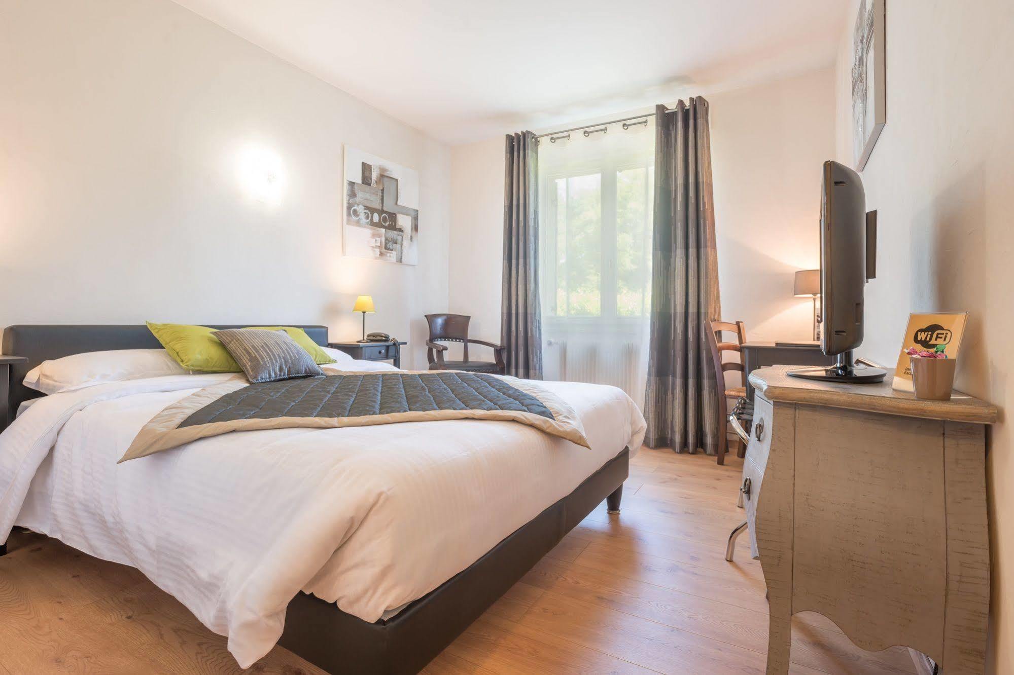 Logis Hotel Le Petit Casset 라부와세 외부 사진
