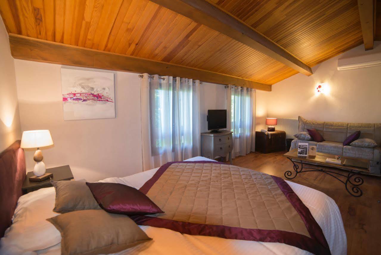 Logis Hotel Le Petit Casset 라부와세 외부 사진